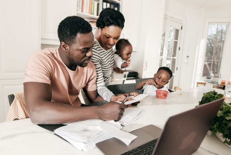familia-monta-orcamento-domestico-familar-contas-de-casa-financas-pessoais-1621876397670_v2_4x3